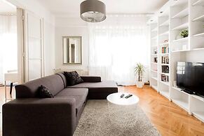 Basilica View Apartment With Balcony