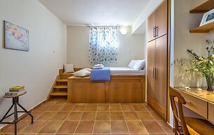 Emerald Villa 70m From the Beach