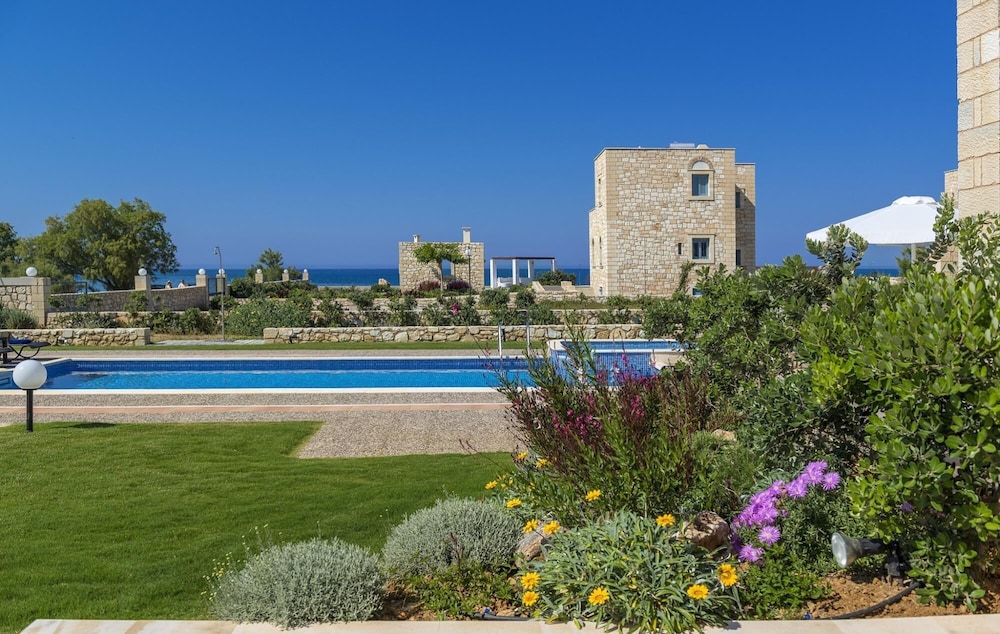 Emerald Villa 70m From the Beach