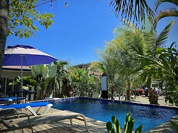 Rooms & Pool Macaws