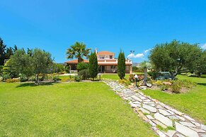 Stunning 5-bed Villa in Gennadi!