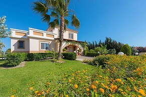 Stunning 5-bed Villa in Gennadi!