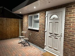 Luxury Detached Studio Apartment in Luton