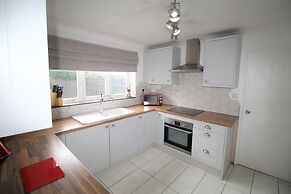 3 Bed Detached - 3 Bathrooms - Parking - Quiet