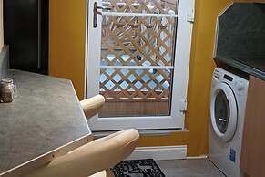 Apartment - Sleeps 5, Free Parking & Sun Terrace