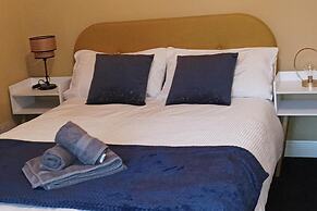 Apartment - Sleeps 5, Free Parking & Sun Terrace