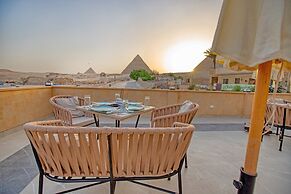 The Gate Hotel Front Pyramids & Sphinx View