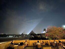 The Gate Hotel Front Pyramids & Sphinx View
