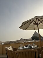 The Gate Hotel Front Pyramids & Sphinx View