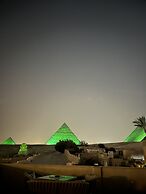 The Gate Hotel Front Pyramids & Sphinx View