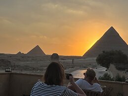 The Gate Hotel Front Pyramids & Sphinx View