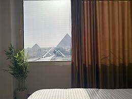 The Gate Hotel Front Pyramids & Sphinx View