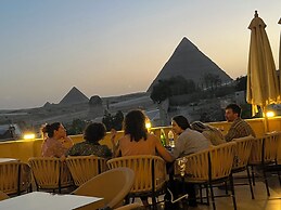 The Gate Hotel Front Pyramids & Sphinx View