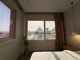 The Gate Hotel Front Pyramids & Sphinx View