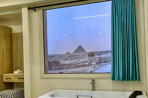 The Gate Hotel Front Pyramids & Sphinx View