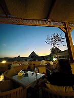 The Gate Hotel Front Pyramids & Sphinx View