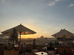 The Gate Hotel Front Pyramids & Sphinx View