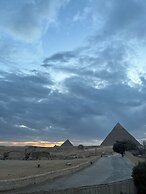 The Gate Hotel Front Pyramids & Sphinx View