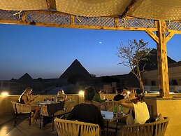 The Gate Hotel Front Pyramids & Sphinx View