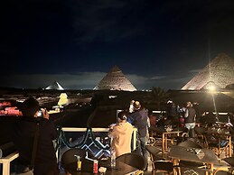 The Gate Hotel Front Pyramids & Sphinx View