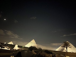 The Gate Hotel Front Pyramids & Sphinx View