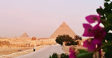 The Gate Hotel Front Pyramids & Sphinx View