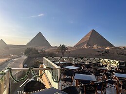 The Gate Hotel Front Pyramids & Sphinx View