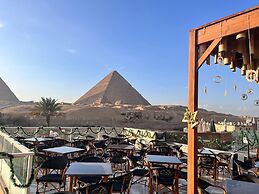 The Gate Hotel Front Pyramids & Sphinx View