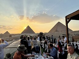 The Gate Hotel Front Pyramids & Sphinx View