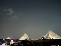 The Gate Hotel Front Pyramids & Sphinx View