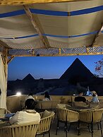 The Gate Hotel Front Pyramids & Sphinx View