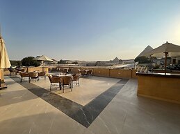 The Gate Hotel Front Pyramids & Sphinx View