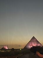 The Gate Hotel Front Pyramids & Sphinx View