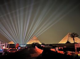 The Gate Hotel Front Pyramids & Sphinx View