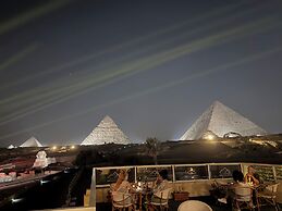 The Gate Hotel Front Pyramids & Sphinx View