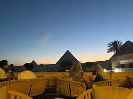 The Gate Hotel Front Pyramids & Sphinx View