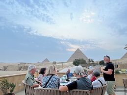 The Gate Hotel Front Pyramids & Sphinx View