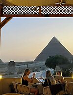 The Gate Hotel Front Pyramids & Sphinx View