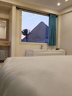 The Gate Hotel Front Pyramids & Sphinx View