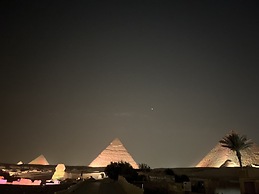 The Gate Hotel Front Pyramids & Sphinx View