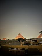 The Gate Hotel Front Pyramids & Sphinx View