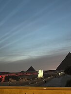 The Gate Hotel Front Pyramids & Sphinx View