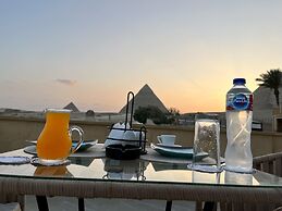 The Gate Hotel Front Pyramids & Sphinx View