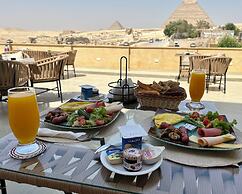 The Gate Hotel Front Pyramids & Sphinx View