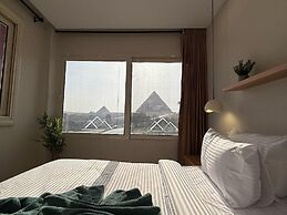 The Gate Hotel Front Pyramids & Sphinx View