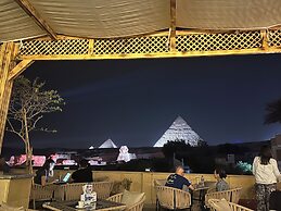 The Gate Hotel Front Pyramids & Sphinx View