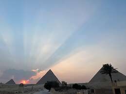 The Gate Hotel Front Pyramids & Sphinx View