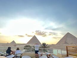 The Gate Hotel Front Pyramids & Sphinx View