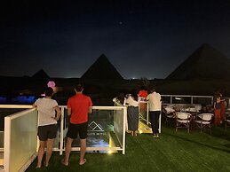 The Gate Hotel Front Pyramids & Sphinx View
