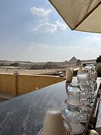 The Gate Hotel Front Pyramids & Sphinx View